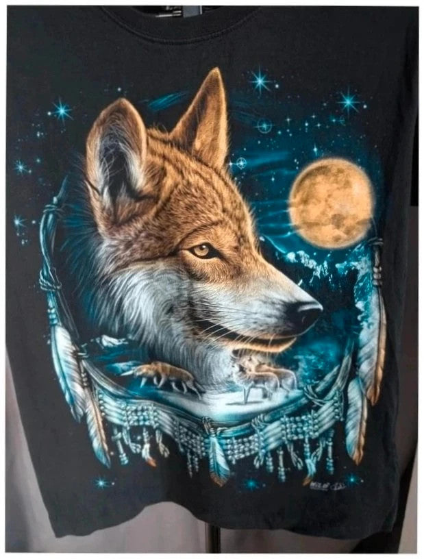 Wild black graphic tee double-sided wolf and dreamcatcher print, vintage-style cotton.