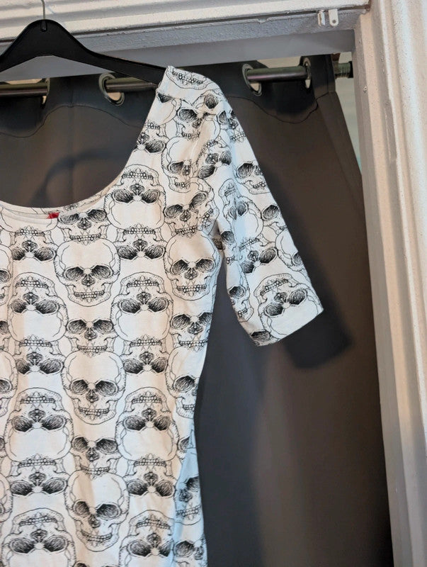 H&amp;M Divided White Black Skull Print Scoop Neck Elbow Sleeve Top Size L