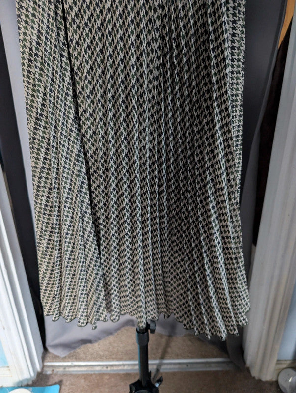 Primark Green Houndstooth Pleated Midi Skirt