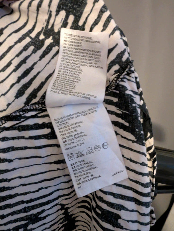 HM Black White Abstract Ikat Smock Blouse Boho Peasant Tunic Top S UK 8 10