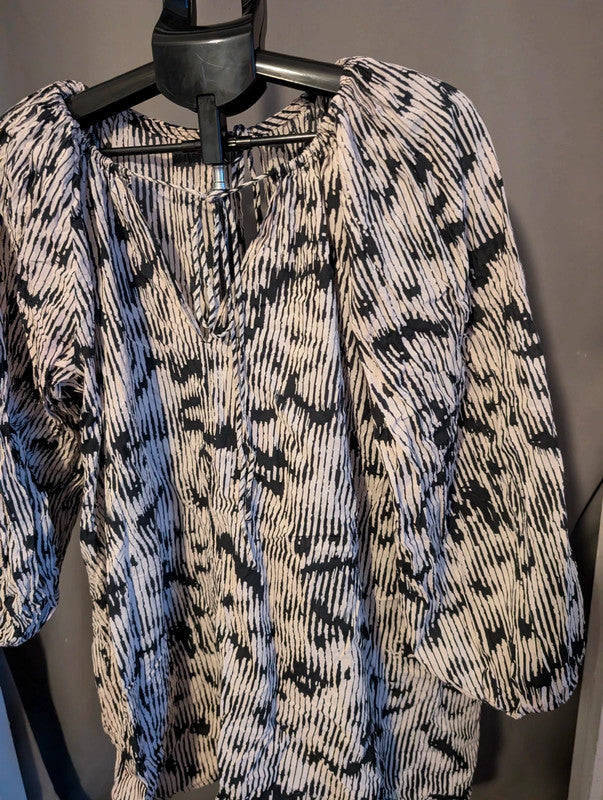 HM Black White Abstract Ikat Smock Blouse Boho Peasant Tunic Top S UK 8 10