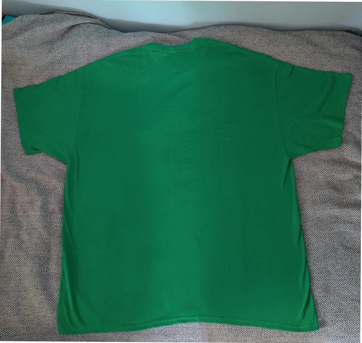 Gildan green graphic tee featuring Men In Black "Zap-Em Exterminators" logo and slogan.
