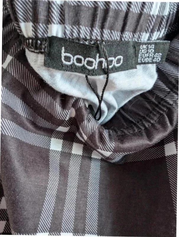Boohoo black and white plaid checked mini skirt with elastic waist and pleated style.