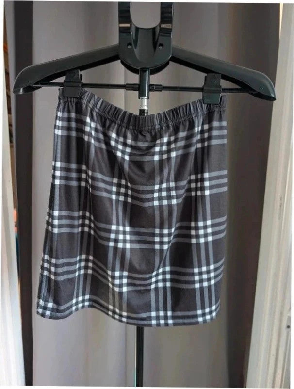 Boohoo black and white plaid checked mini skirt with elastic waist and pleated style.