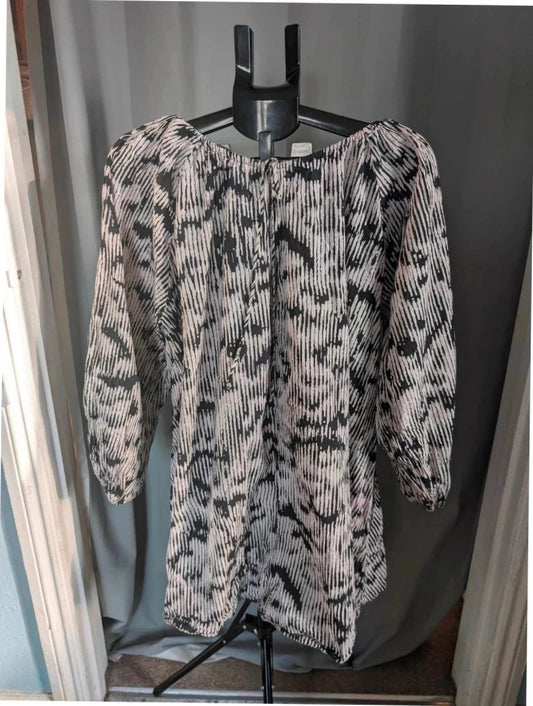 H&M oversized tunic top black white abstract print, round neckline, long sleeves, breathable cotton.