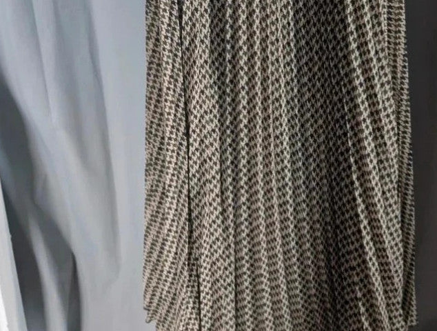 Primark khaki pleated midi skirt houndstooth pattern with elasticated waistband and lining.