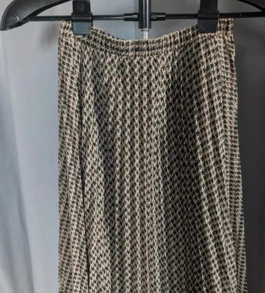 Primark khaki pleated midi skirt houndstooth pattern with elasticated waistband and lining.