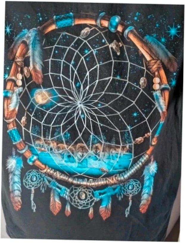 Wild graphic t-shirt black featuring double-sided wolf and dreamcatcher prints, 100% cotton.