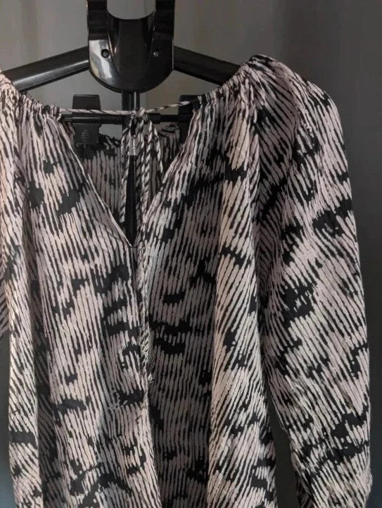 H&M oversized tunic top black white abstract print, round neckline, long sleeves, breathable cotton.