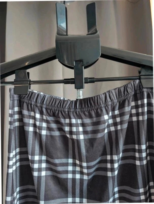 Boohoo black and white mini skirt, monochrome plaid check pattern, soft jersey fabric.