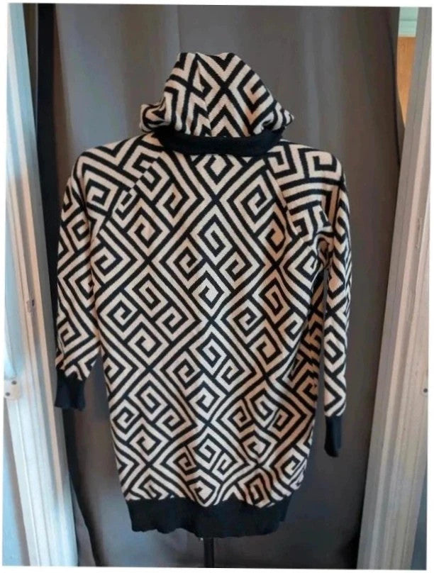 Moewy black cream geometric knit hooded jumper dress with drawstring hood and ribbed cuffs.