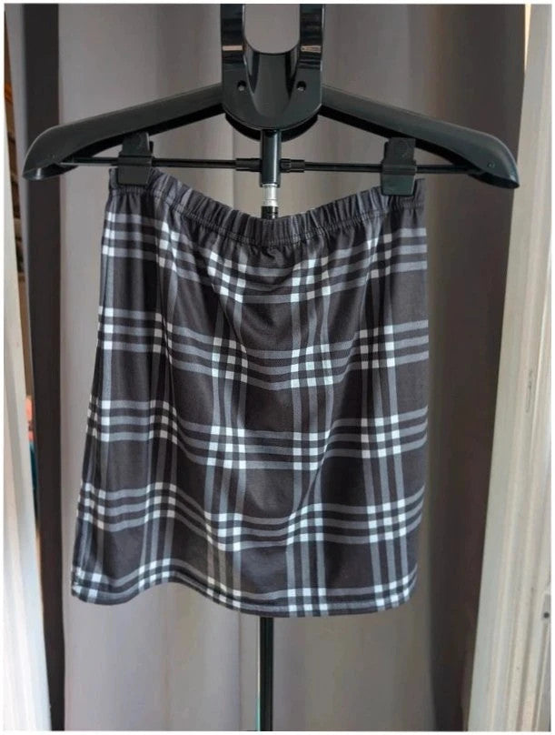 Boohoo black and white mini skirt, monochrome plaid check pattern, soft jersey fabric.