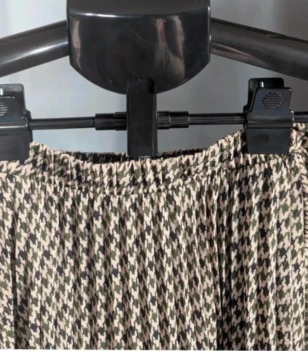 Primark khaki pleated midi skirt houndstooth pattern with elasticated waistband and lining.