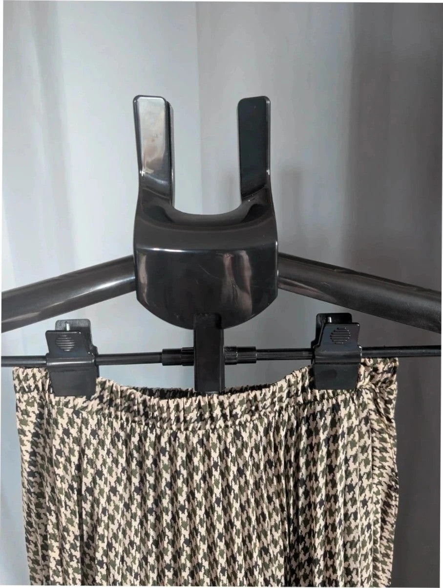 Primark khaki pleated midi skirt houndstooth pattern with elasticated waistband and lining.