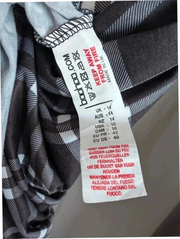 Boohoo black and white plaid checked mini skirt with elastic waist and pleated style.