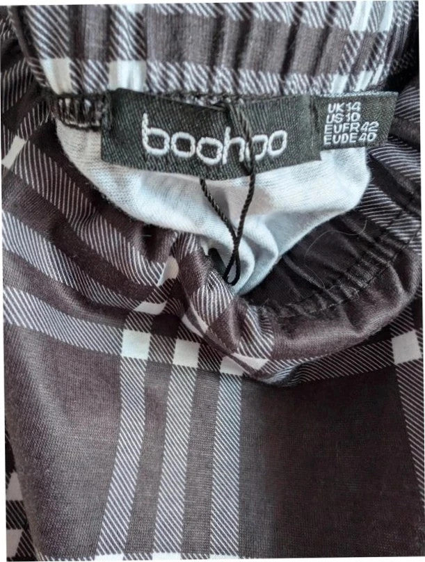 Boohoo black and white mini skirt, monochrome plaid check pattern, soft jersey fabric.
