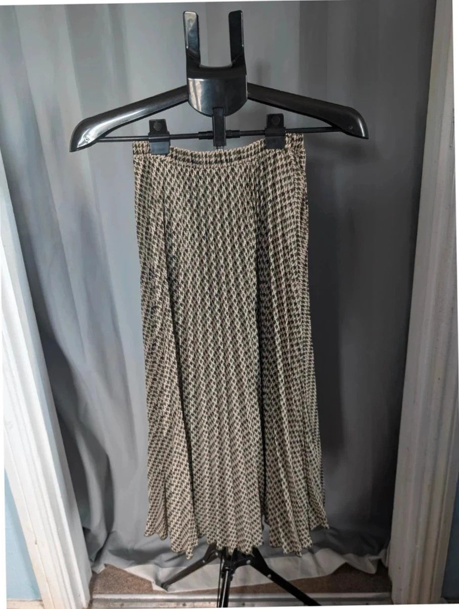 Primark khaki pleated midi skirt houndstooth pattern with elasticated waistband and lining.
