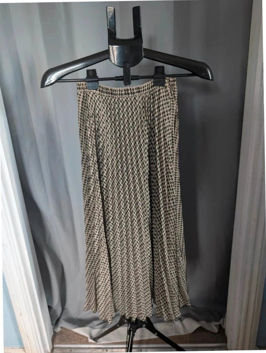 Primark khaki pleated midi skirt houndstooth pattern with elasticated waistband and lining.