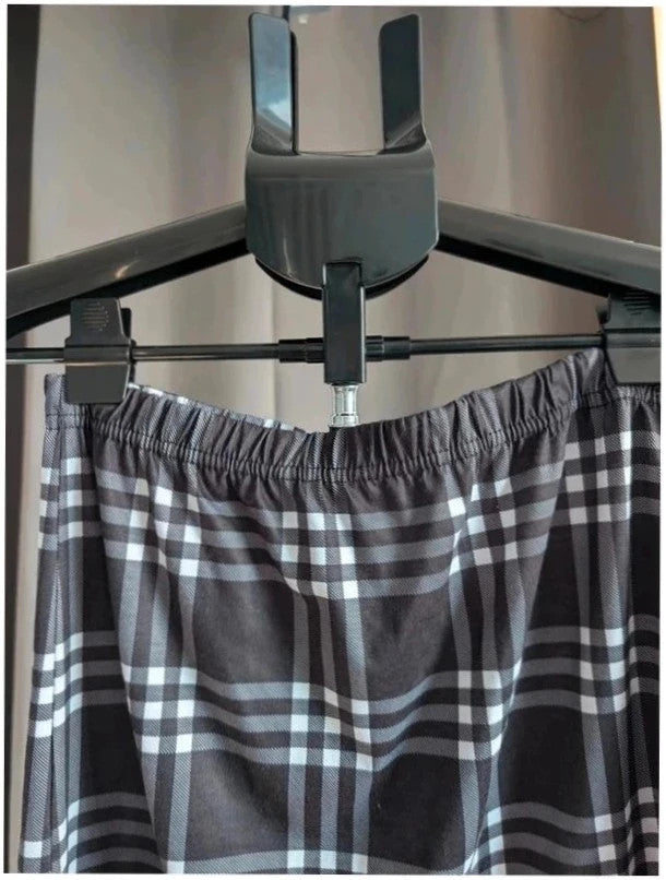 Boohoo black and white plaid checked mini skirt with elastic waist and pleated style.