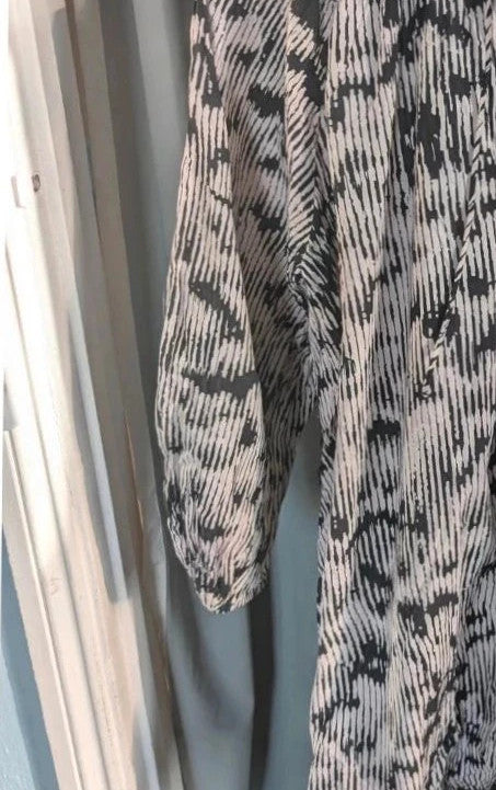 H&M oversized tunic top black white abstract print, round neckline, long sleeves, breathable cotton.