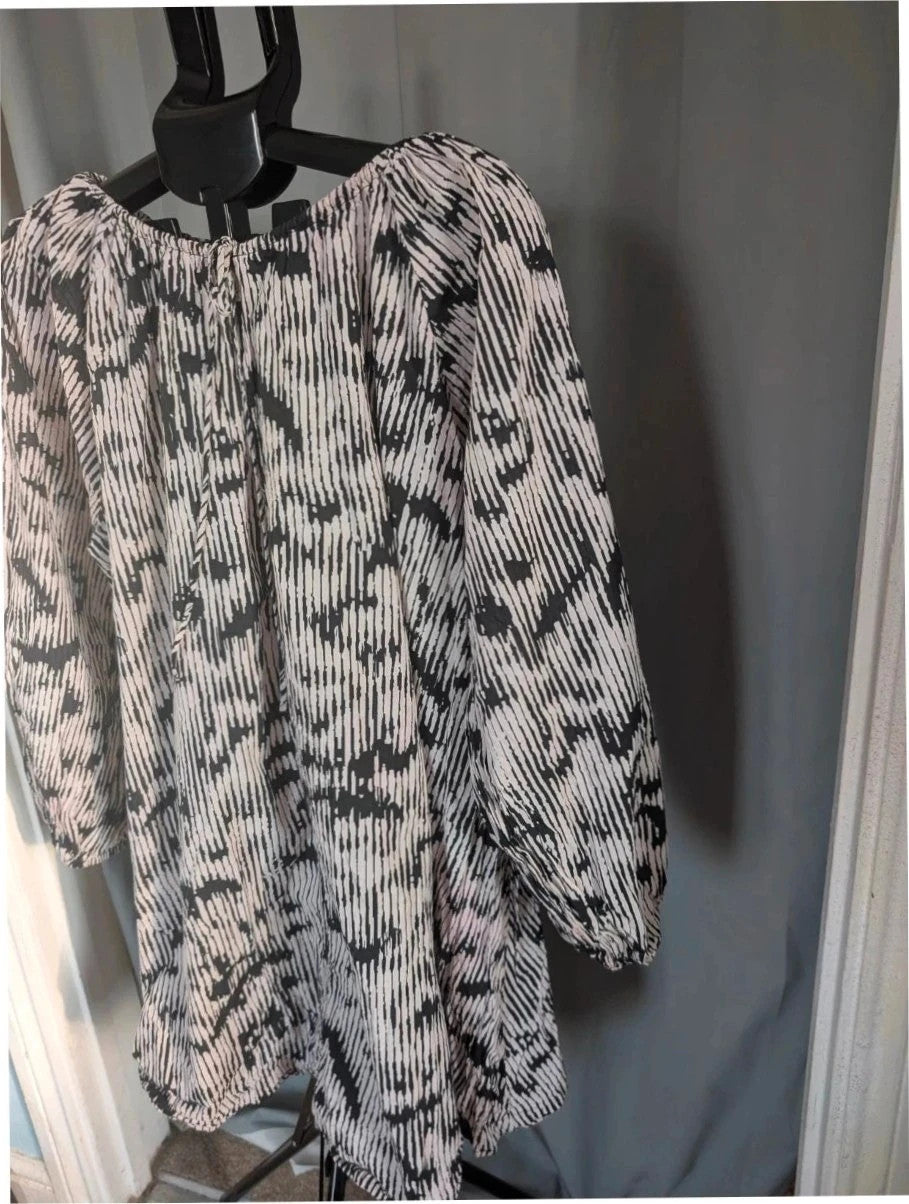 H&M oversized tunic top black white abstract print, round neckline, long sleeves, breathable cotton.
