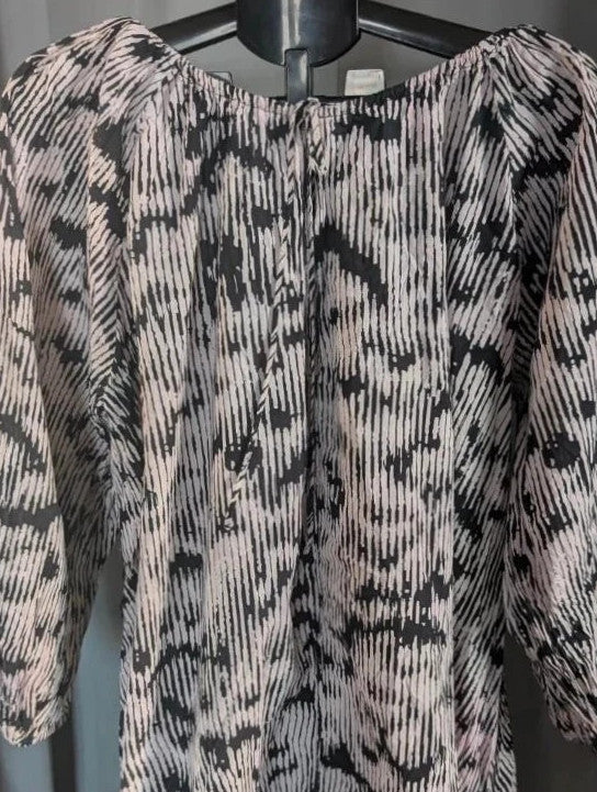 H&M oversized tunic top black white abstract print, round neckline, long sleeves, breathable cotton.