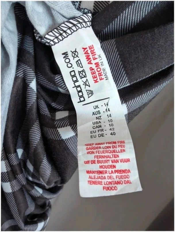 Boohoo black and white mini skirt, monochrome plaid check pattern, soft jersey fabric.