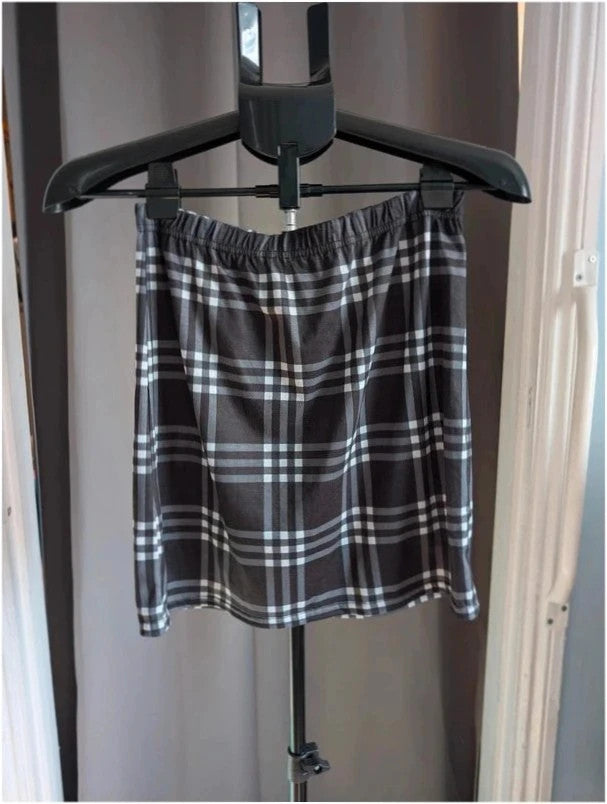 Boohoo black and white mini skirt, monochrome plaid check pattern, soft jersey fabric.