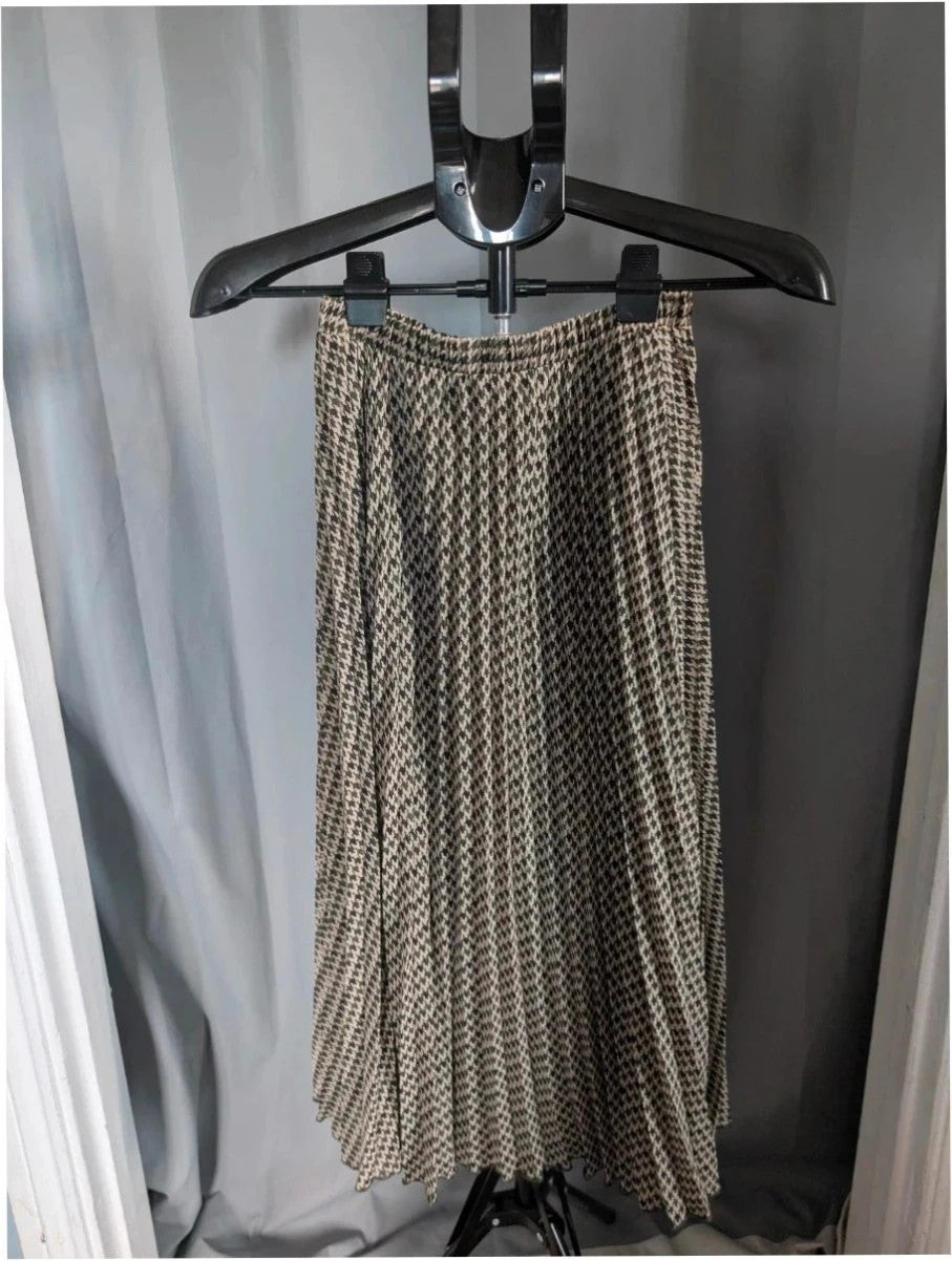 Primark khaki pleated midi skirt houndstooth pattern with elasticated waistband and lining.