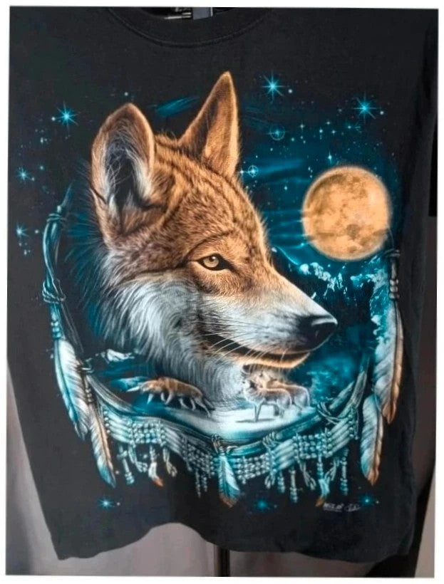 Wild graphic t-shirt black featuring double-sided wolf and dreamcatcher prints, 100% cotton.