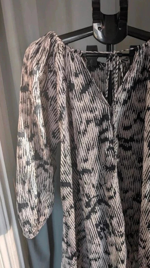 H&M oversized tunic top black white abstract print, round neckline, long sleeves, breathable cotton.