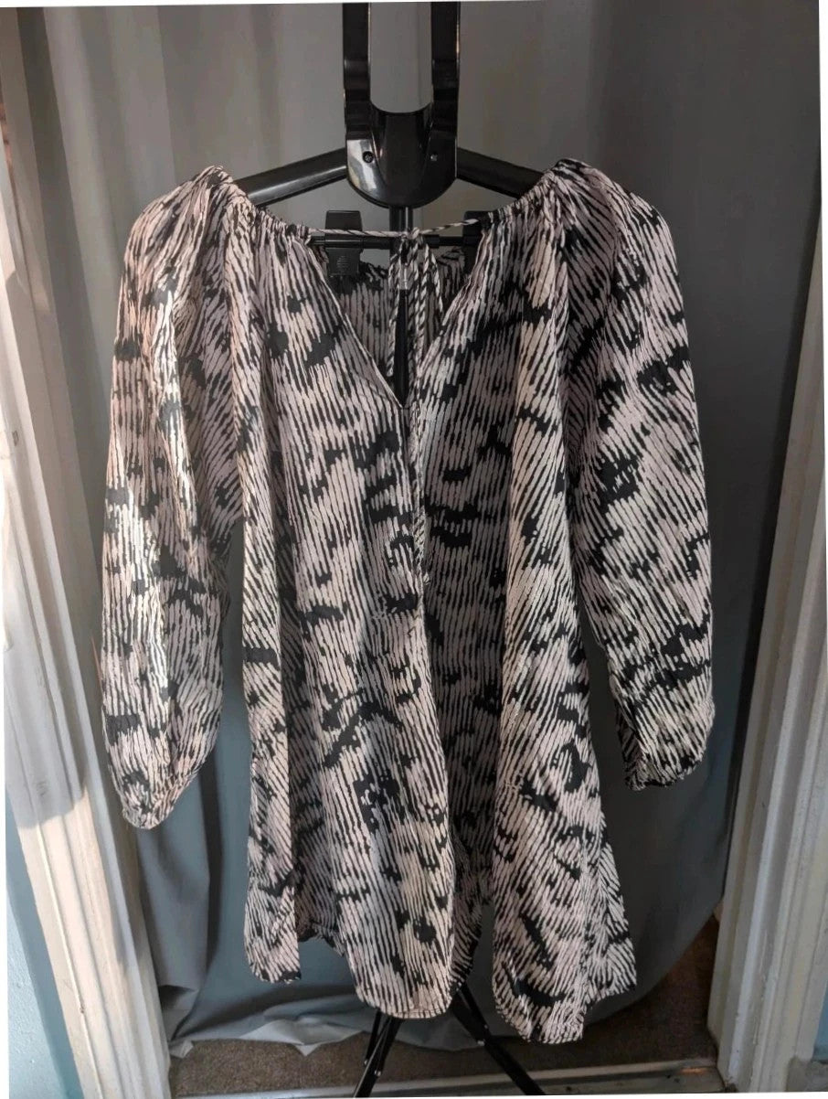 H&M oversized tunic top black white abstract print, round neckline, long sleeves, breathable cotton.