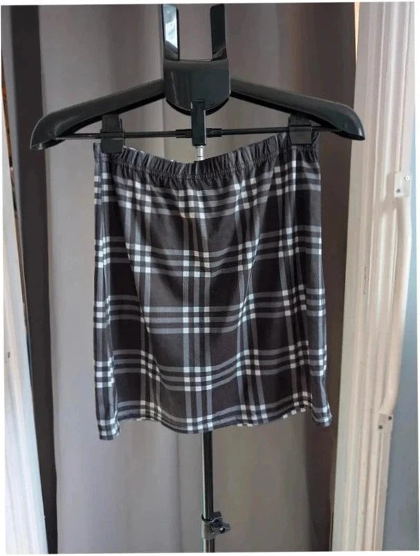Boohoo black and white plaid checked mini skirt with elastic waist and pleated style.
