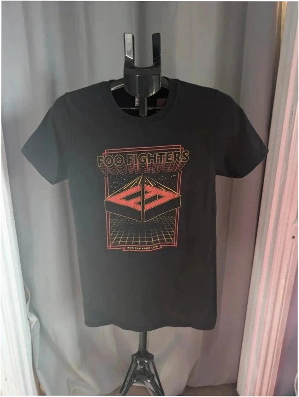 Gildan black graphic t-shirt featuring bold red and white Foo Fighters logo design.