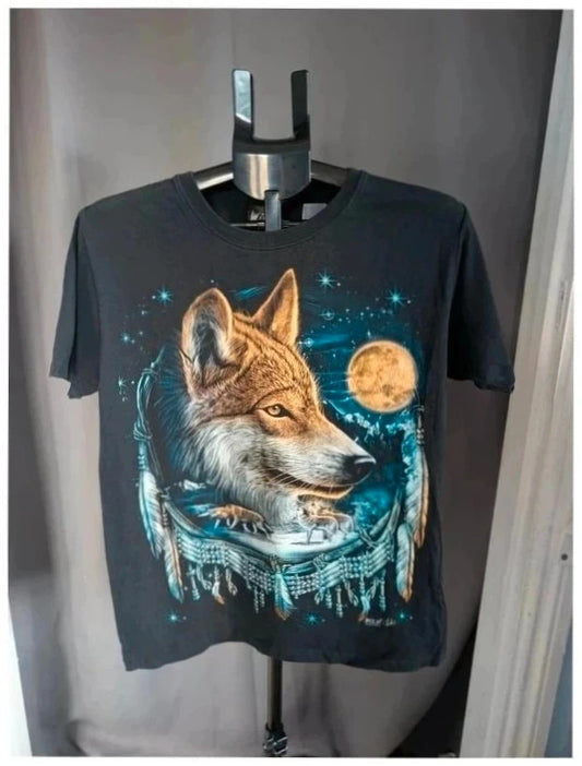 Wild black graphic tee double-sided wolf and dreamcatcher print, vintage-style cotton.