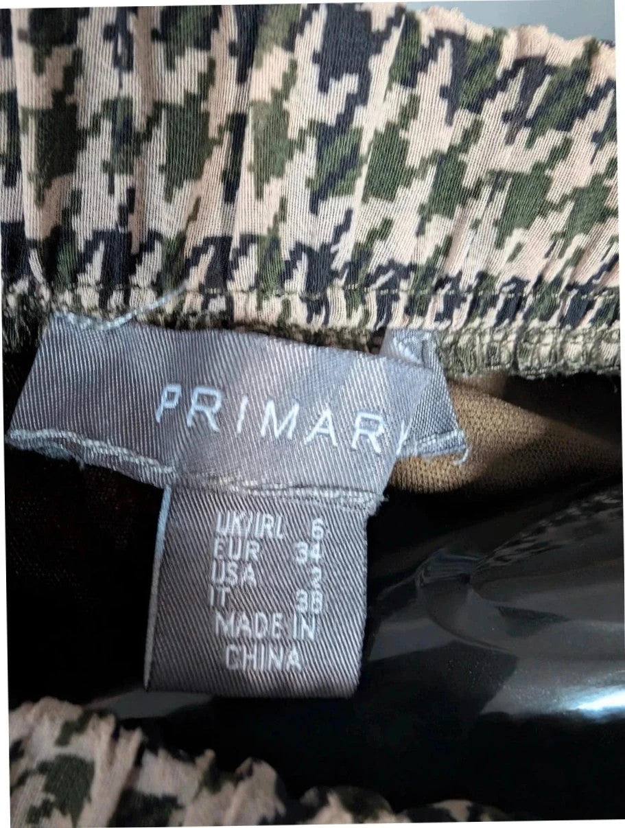 Primark khaki pleated midi skirt houndstooth pattern with elasticated waistband and lining.