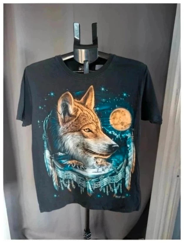 Wild graphic t-shirt black featuring double-sided wolf and dreamcatcher prints, 100% cotton.
